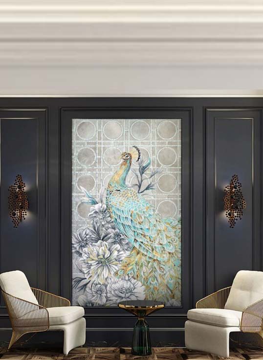 Décor mural artistique avec paon stylisé dans un intérieur contemporain haut de gamme, illustrant la collaboration entre architectes et designers.