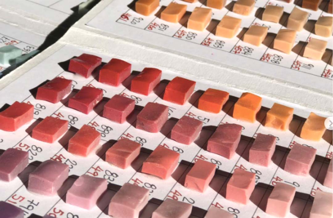 Nuancier de teintes céramiques et terre cuite pour sélection de couleurs en architecture intérieure