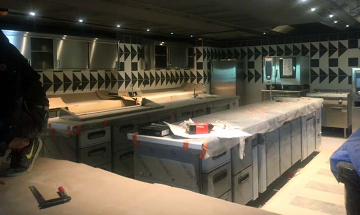 Cuisines professionnelles en carrelage céramique sur mesure pour un hôtel de luxe à Megève, réalisation Claire Concept