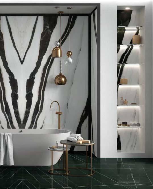 Grandes dalles effet marbre pour salle de bain élégante Dalles céramiques XXL effet marbre dans une salle de bain contemporaine, veinage graphique et surface continue au rendu prestigieux