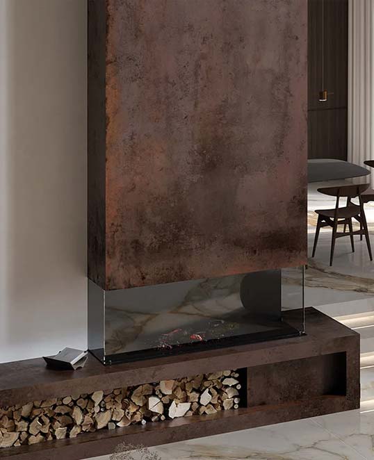 Effet métal en dalles XXL pour un style contemporain et contrasté Dalles céramiques XXL effet métal autour d’une cheminée contemporaine avec texture oxydée et ambiance architecturale chaleureuse