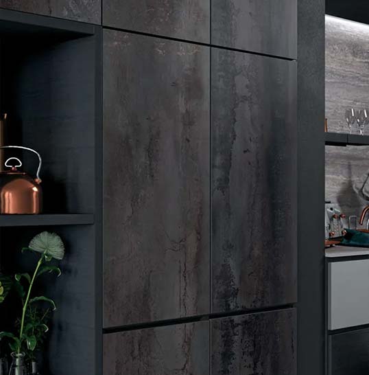 Grandes dalles effet métal pour architecture intérieure contemporaine Dalles céramiques XXL effet métal appliquées en façade intérieure de cuisine contemporaine, surface continue et écriture architecturale moderne