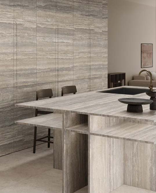 Effet pierre travertin en dalles XXL pour une continuité minérale élégante Dalles céramiques XXL effet pierre travertin en cuisine contemporaine avec surfaces minérales continues et intégration architecturale naturelle