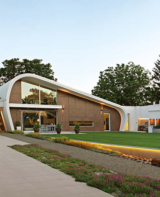 Façade contemporaine associant carrelage céramique et finitions colorées pour personnaliser l’enveloppe architecturale