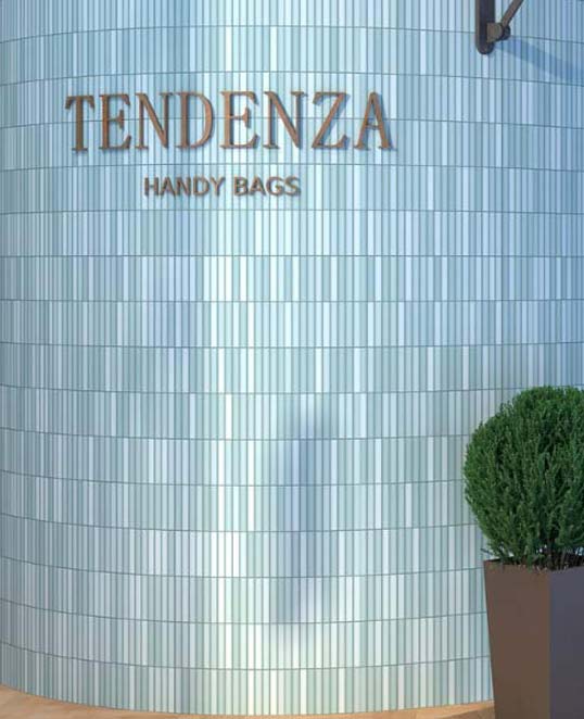 Façade commerciale habillée de carreaux céramiques verticaux effet mosaïque créant un relief lumineux et dynamique