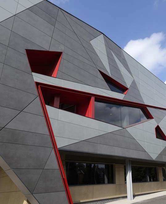 Façade en céramique à motifs géométriques contemporains créant une signature architecturale graphique