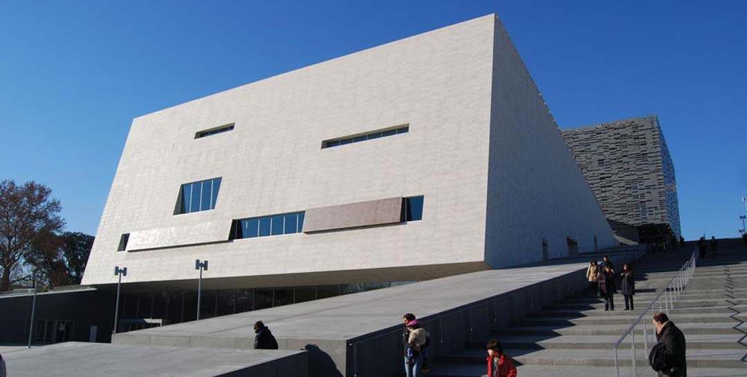 Façade en céramique grand format du nouvel Opéra de Florence, volumes contemporains et surface minérale uniforme  Title