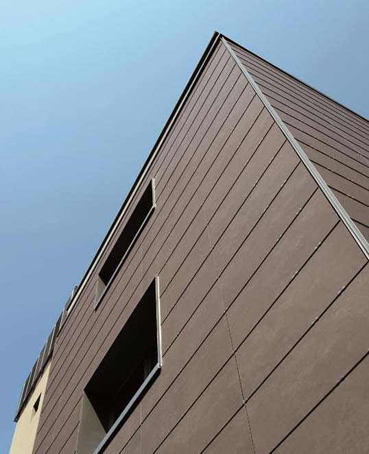 Façade ventilée en carrelage céramique fixée sur ossature mécanique avec panneaux verticaux et joints réguliers