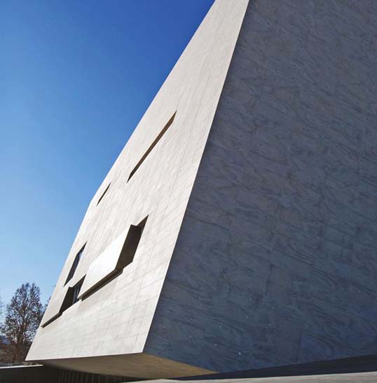 Nouvel Opéra de Florence habillé d’un carrelage de façade grand format aux lignes épurées et à l’esthétique contemporaine