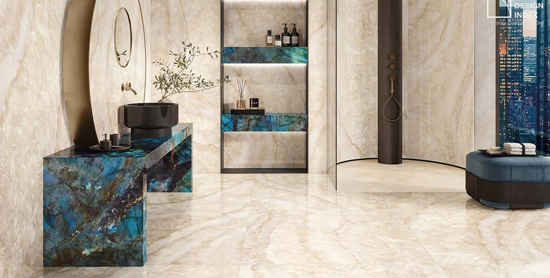 Décor intégré et continuité mur‑sol Salle de bain avec céramique effet pierre précieuse et inserts bleus, rendu haut de gamme et lumineux