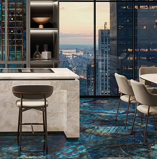 Effet irisé et profondeur visuelle sur grand format Carrelage luminescent bleu irisé au sol, ambiance cuisine premium avec effet pierre et reflets de lumière