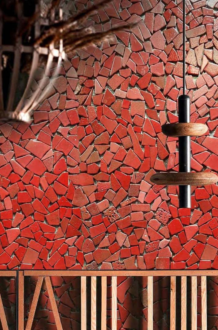 Mosaïque artistique rouge composée de tesselles irrégulières pour une signature décorative expressive