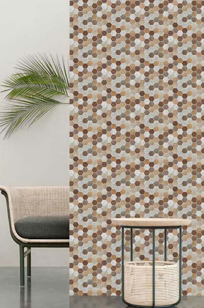 Mur décoratif en mosaïque hexagonale aux tons naturels créant une ambiance chaleureuse et contemporaine