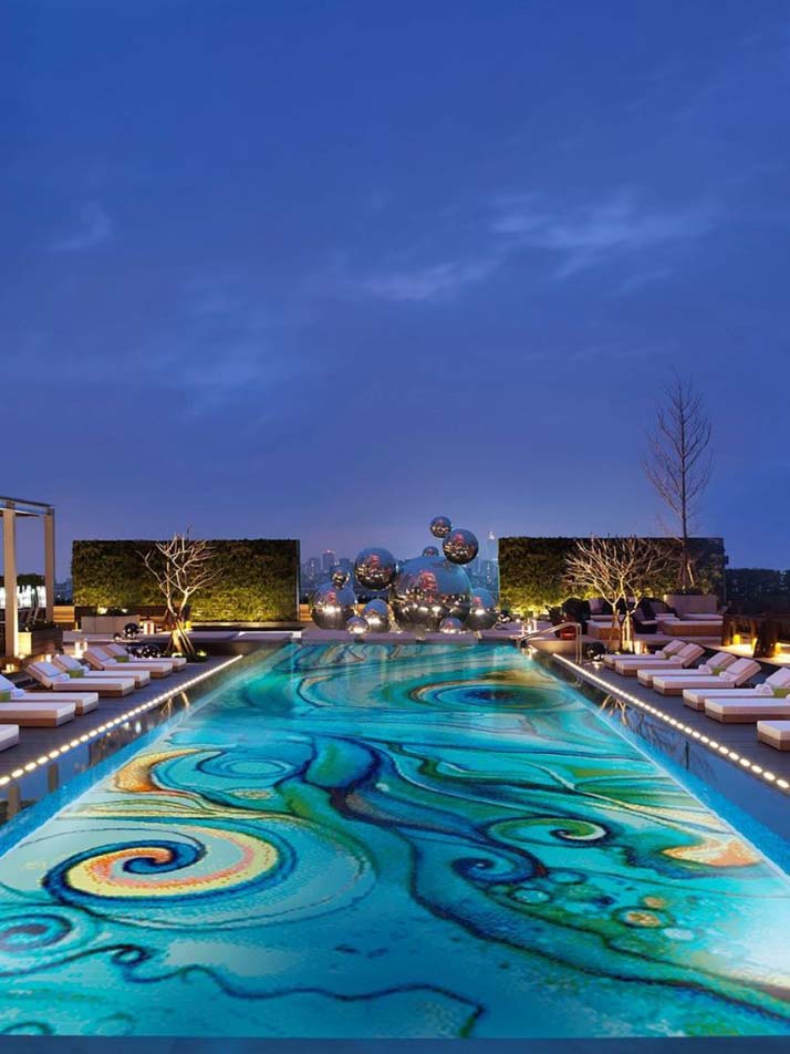 Piscine contemporaine ornée d’une mosaïque artistique immergée démontrant la précision d’installation et la durabilité en environnement aquatique