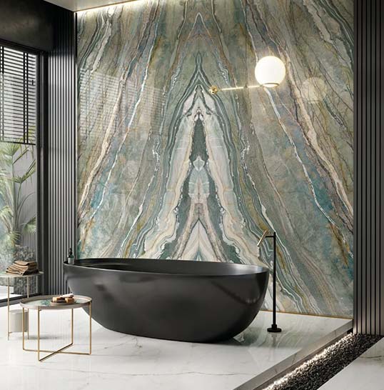 Salle de bain contemporaine habillée en céramique grand format à veinage marbré pour projet architectural haut de gamme