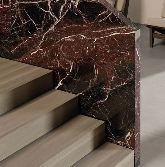 Escalier avec revêtement en céramique effet marbre rouge pour projet architectural