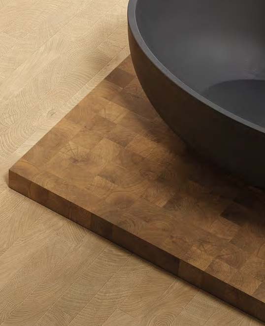 Formats brick et 10×10 en céramique effet bois Carrelage céramique effet bois en petits formats modulaires brick et 10×10 dans une composition graphique contemporaine