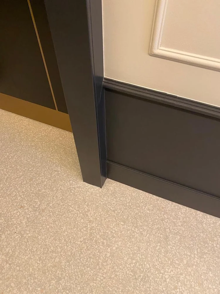 Sol en terrazzo clair à granulats fins dans un intérieur architectural contemporain, finition durable et facile d’entretien